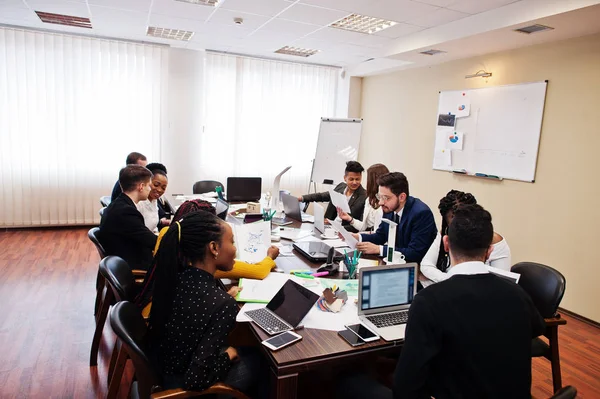 Jóvenes creativos multirraciales en la oficina moderna. Grupo de ustedes — Foto de Stock