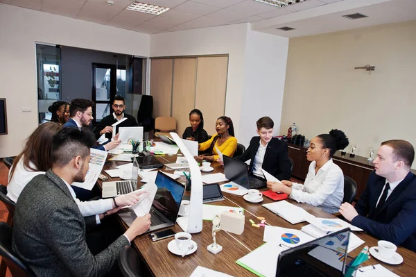 Pemuda kreatif multirasial di kantor modern. Kelompok Anda — Stok Foto