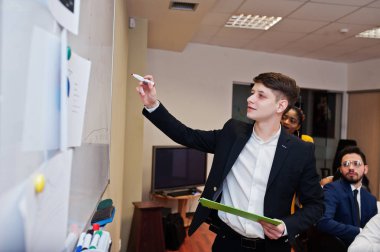 Karma yarış iş koçu sunan rapor ayakta whiteb yakın