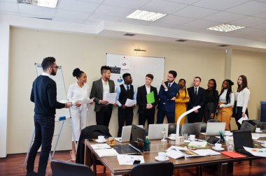 Karma yarış iş koçu sunan rapor ayakta whiteb yakın