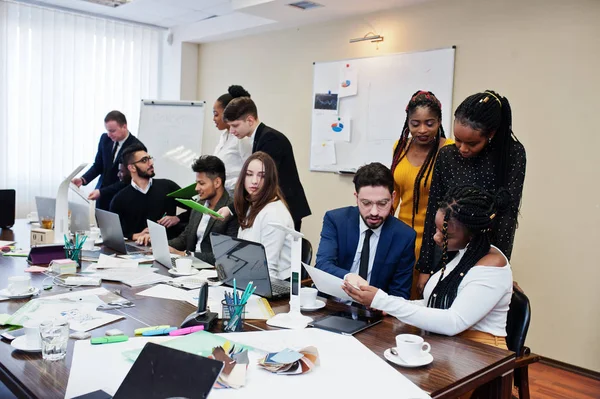 Pemuda kreatif multirasial di kantor modern. Kelompok Anda — Stok Foto
