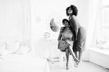İki kırmızı güzellik elbise, seksi wo Afro-Amerikan modelleri moda
