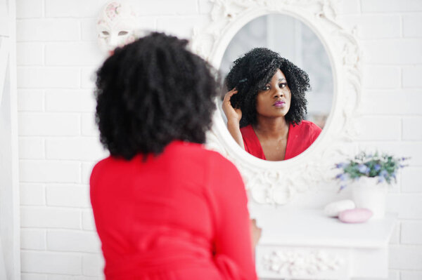 Модная африканская модель в красном платье, сексуальная женщина
