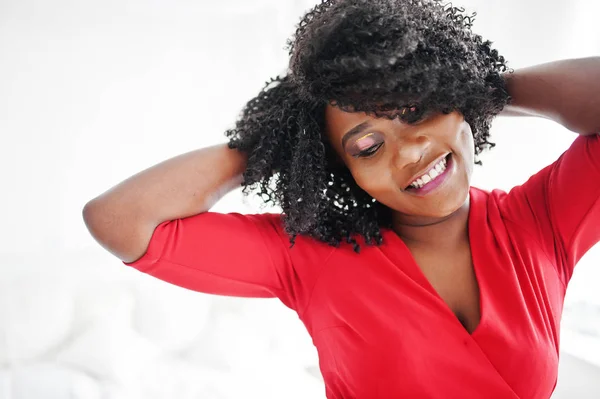 Närbild av afroamerikanska modell i röd skönhet klä, kön — Stockfoto