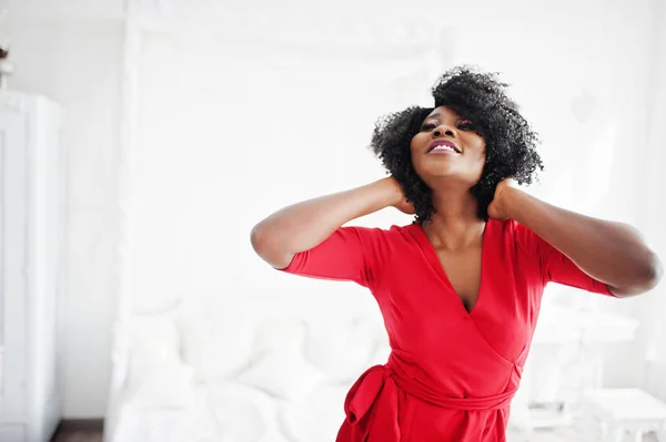 Afroamerikanska modell i röd skönhet klänning, sexig kvinna p — Stockfoto