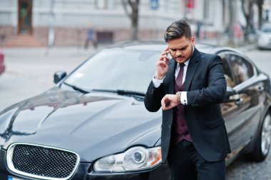 Şık Hint iş adamı mobile ile formal giyim telefon stan