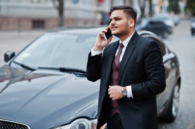 Şık Hint iş adamı mobile ile formal giyim telefon stan