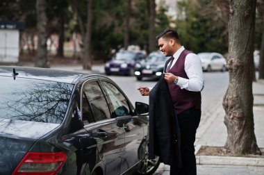 Formal giyim ayakta karşı siyah şık Hintli işadamı
