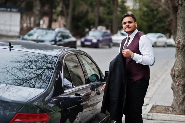 Stilvoller indischer Geschäftsmann in offizieller Kleidung gegen Schwarz — Stockfoto