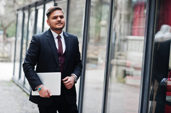 Elegante empresario indio en ropa formal con portátil en las manos s — Foto de Stock