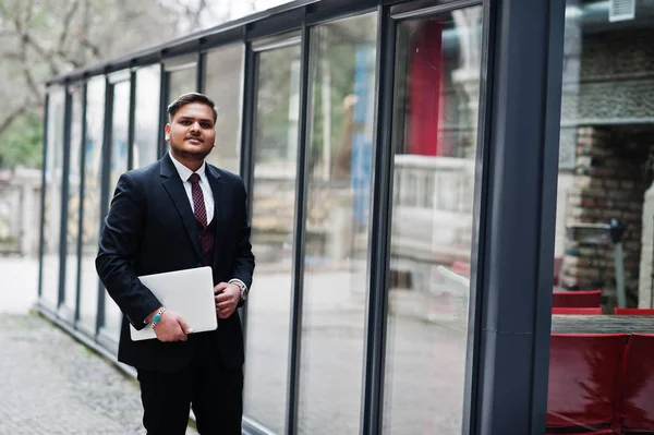 Elegante empresario indio en ropa formal con portátil en las manos s — Foto de Stock