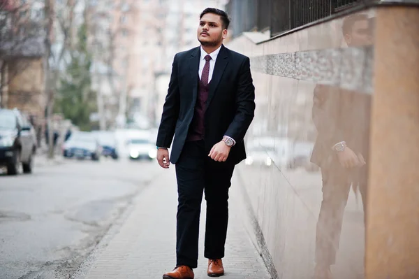 Homem de negócios indiano elegante em desgaste formal posado na rua . — Fotografia de Stock
