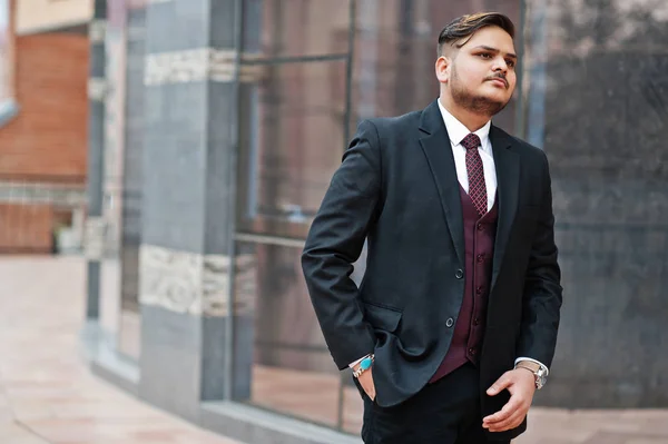 Stylish indian businessman in formal wear standing against windo — Stock Photo, Image