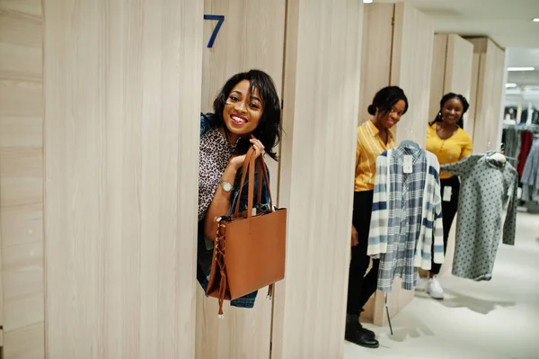 Три африканські жінки вибирають одяг у магазині. День шопінгу в c — стокове фото