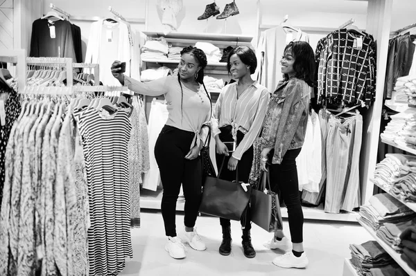 Три африканки в магазине одежды. Шоппинг день и время для — стоковое фото