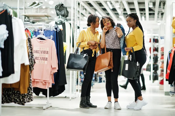 Three african woman at clothes store with new handbags. Shopping — Stock Photo, Image