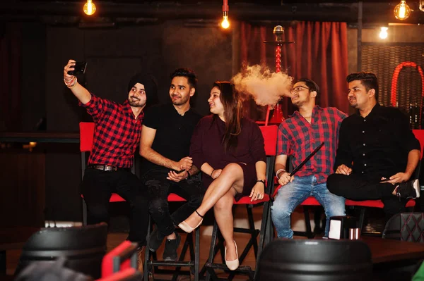 Group of indian friends sitting at lounge bar, having fun and re — Stock Photo, Image