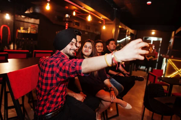 Group of indian friends sitting at lounge bar, having fun and re — Stock Photo, Image