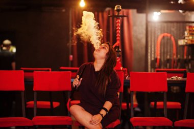 Asya kız Smoke nargile at Lounge Bar. 