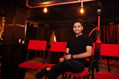 Asya adam Smoke nargile ve sahip dinlenme at Lounge Bar. 