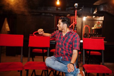 Asya adam Smoke nargile ve sahip dinlenme at Lounge Bar. 