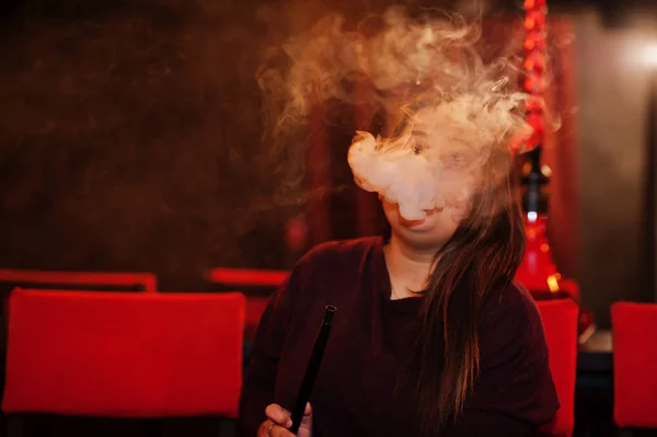 Asiatische Mädchen rauchen Wasserpfeife an der Lounge-Bar. — Stockfoto