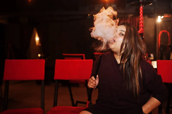 Asiático chica humo hookah en lounge bar . — Foto de Stock