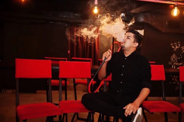 Asiatisk man röker vatten pipa och har vila i lounge bar. — Stockfoto