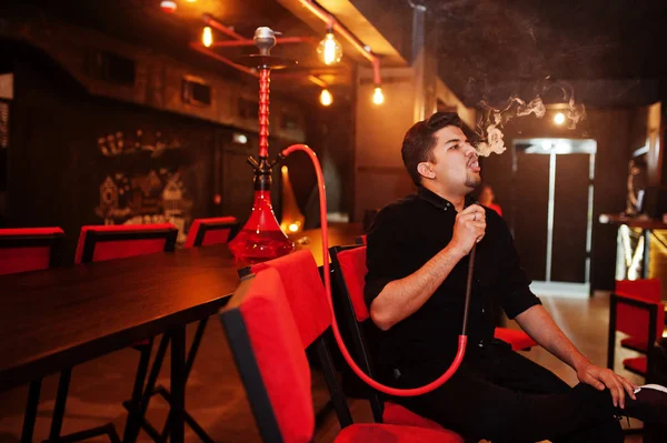Asiatisk man röker vatten pipa och har vila i lounge bar. — Stockfoto