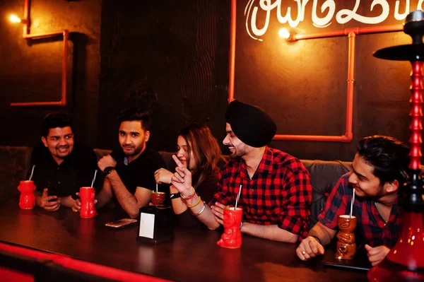 Group of indian friends having fun and rest at night club, drin — Stock Photo, Image