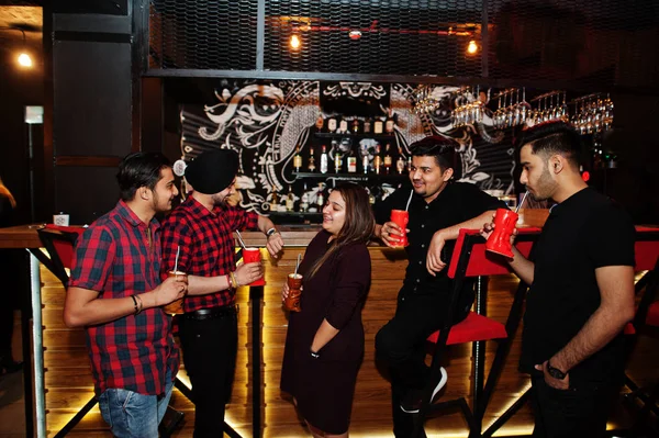 Group of indian friends having fun and rest at night club, drin — Stock Photo, Image