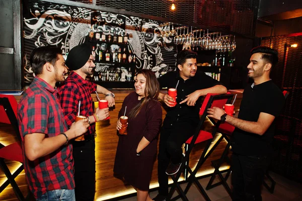 Group of indian friends having fun and rest at night club, drin — Stock Photo, Image