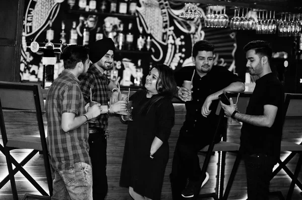 Skupina indických přátel s zábavou a Odpočívej v nočním klubu, Drin — Stock fotografie