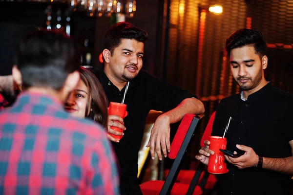 Groep Indiase vrienden met plezier en rust bij nachtclub, drin — Stockfoto