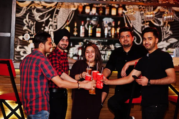 Group of indian friends having fun and rest at night club, drin — Stock Photo, Image