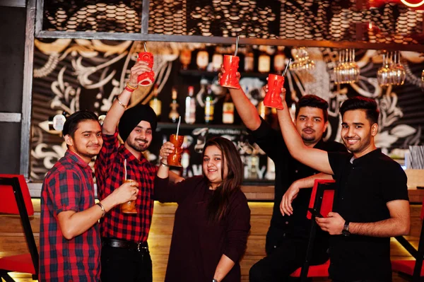 Group of indian friends having fun and rest at night club, drin — Stock Photo, Image