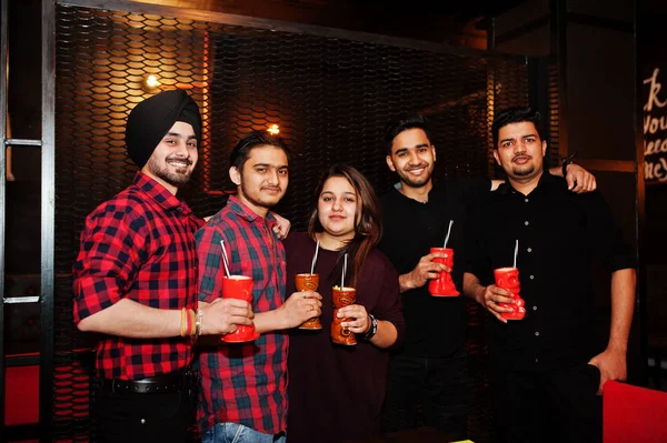Group of indian friends having fun and rest at night club, drin — Stock Photo, Image