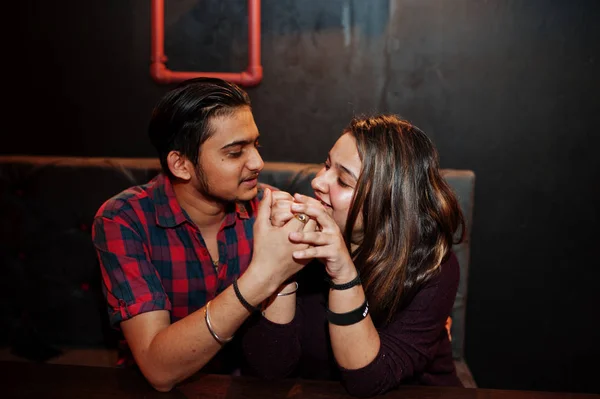 Gelukkig Aziatisch paartijd doorbrengen samen bij Lounge Bar Club. — Stockfoto