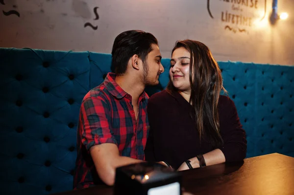 Feliz ásia casal passando tempo juntos no lounge bar clube . — Fotografia de Stock