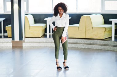 heerful iş Afro-Amerikan kadını afro saçlı giymek wh