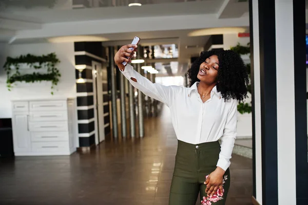 Empresária africana americana senhora africana com cabelo afro, desgaste wh — Fotografia de Stock