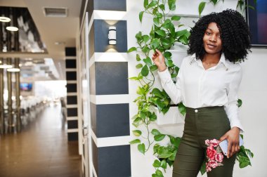 heerful iş Afro-Amerikan kadını afro saçlı giymek wh