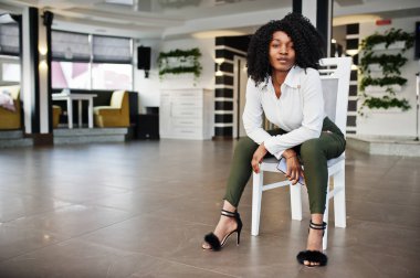 heerful iş Afro-Amerikan kadını afro saçlı giymek wh