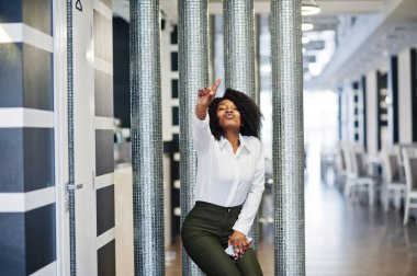 heerful iş Afro-Amerikan kadını afro saçlı giymek wh