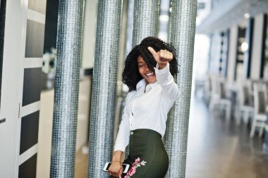 heerful iş Afro-Amerikan kadını afro saçlı giymek wh