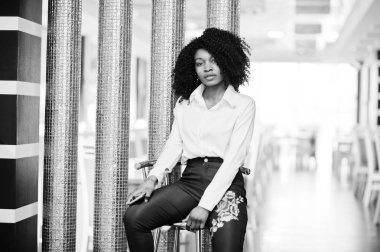 heerful iş Afro-Amerikan kadını afro saçlı giymek wh