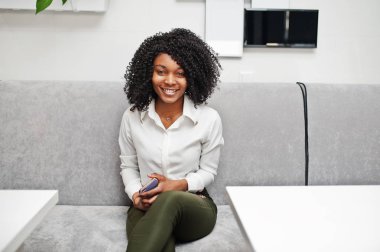 heerful iş Afro-Amerikan kadını afro saçlı giymek wh