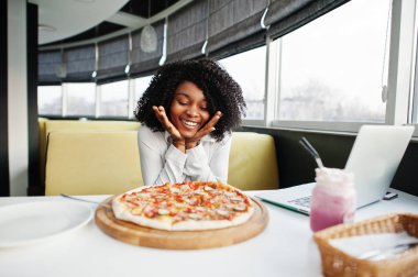 heerful iş Afro-Amerikan kadını afro saçlı giymek wh