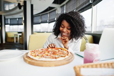 heerful iş Afro-Amerikan kadını afro saçlı giymek wh