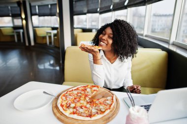 heerful iş Afro-Amerikan kadını afro saçlı giymek wh